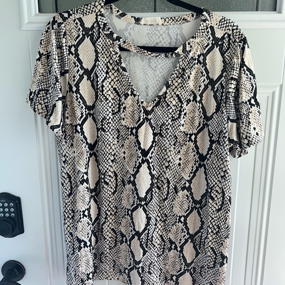 ADORA Tops - ADORA Black and Cream Patterned V-Neck Tee